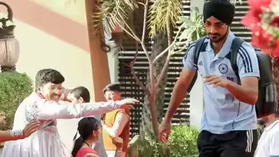 Arshdeep Singh  ने कोलंबो में लगाया मज़े का तड़का, टीम इंडिया का पारंपरिक अंदाज़ में हुआ स्वागत