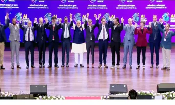 PM Modi के साथ ग्रुप फोटो के वक्त सैम और डारियो अमोडेई के बीच दिखी नाराजगी