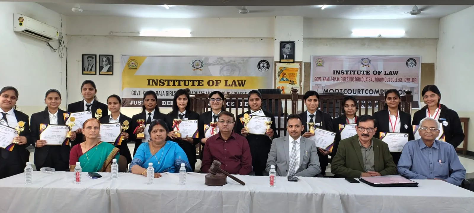 इंट्रा मूट कोर्ट प्रतियोगिता में टीम कोड-12 विजेता