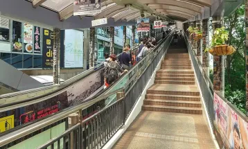 Hong Kong में चलती सड़क, लोग घर से निकलते ही बिना हिलेडुले मंजिल पर पहुंच रहे