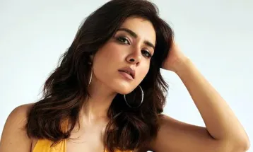 परिवार और दोस्तों संग रोम की सैर पर निकली Raashi Khanna