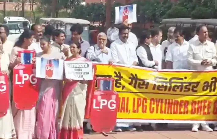 Parliament परिसर में गैस सिलेंडर संकट को लेकर विपक्ष का प्रदर्शन, ‘नरेंदर भी गायब, सिलेंडर भी गायब’ के नारों की गूंज