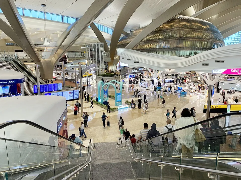 Abu Dhabi से लौटे भारतीय: यात्रियों ने सोशल मीडिया पर चल रही हमलों की खबरों को बताया फर्जी