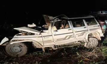 Agra: तेज रफ्तार से जा रही बोलेरो पेड़ से भिड़ी, 5 श्रद्धालुओं की मौत, 4 गंभीर रूप से घायल