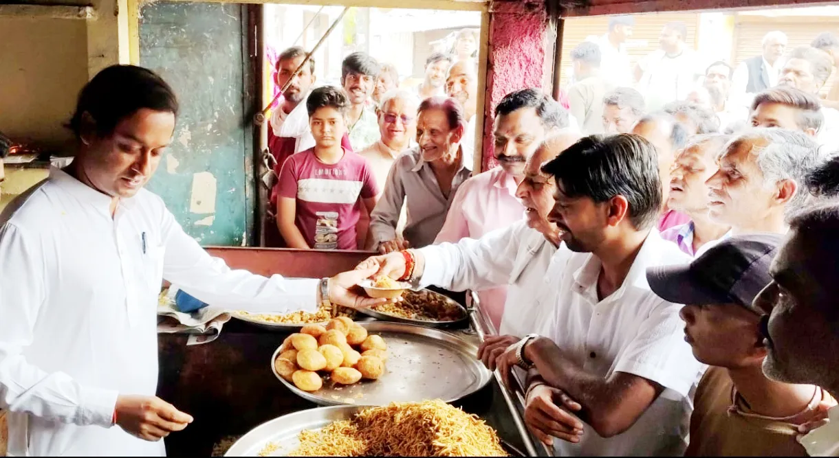 Jaivardhan Singh ने कार्यकर्ता के जन्मदिन पर खुद परोसा नाश्ता