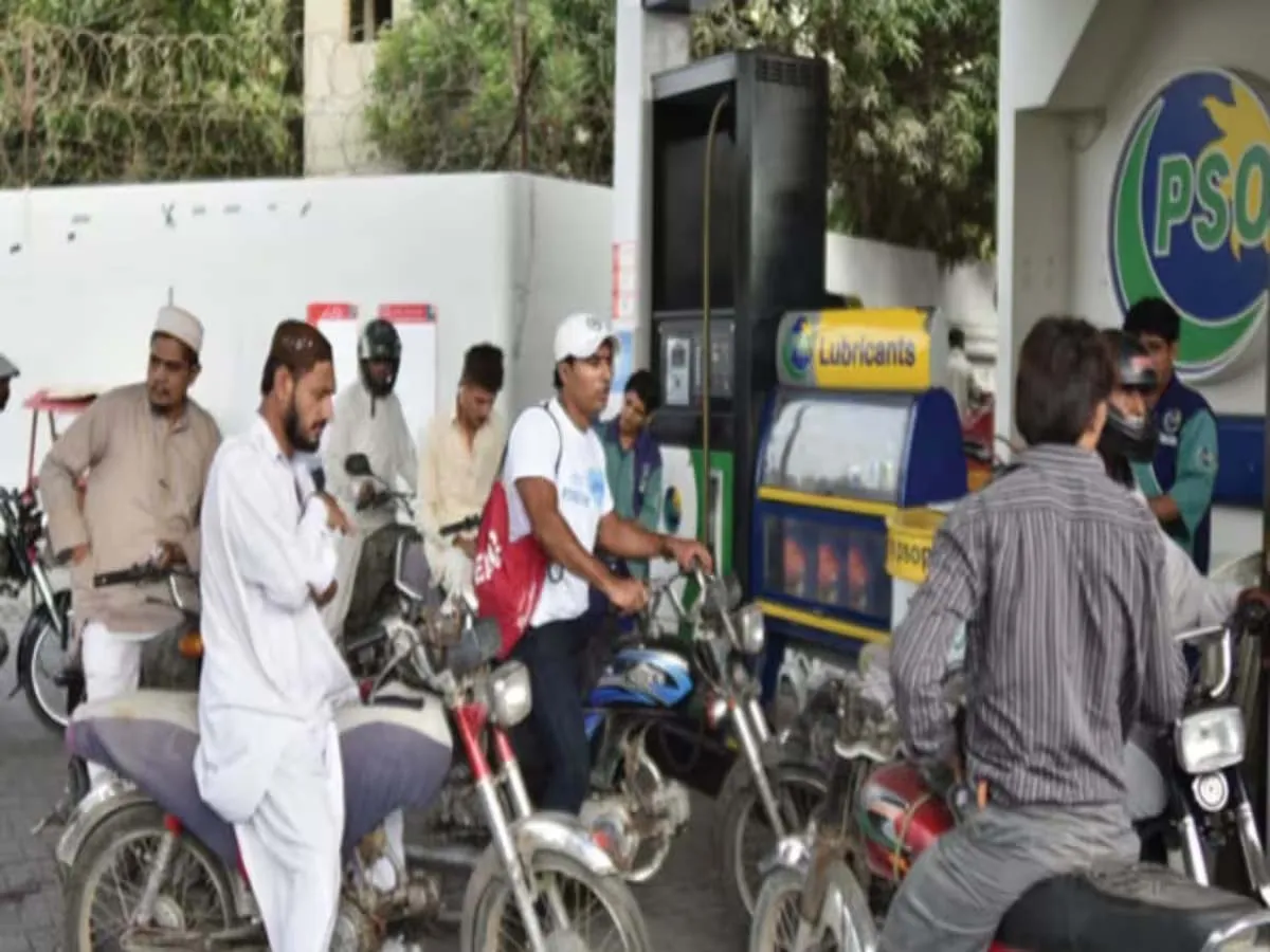 मध्य पूर्व में सैन्य संघर्ष के चलते Pakistan में पेट्रोल 300 रुपए के पार