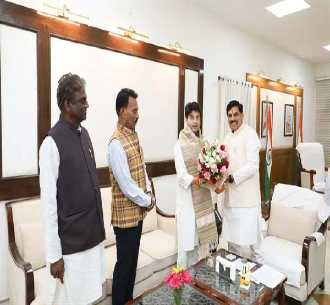 CM Dr. Yadav से केंद्रीय संचार मंत्री श्री सिंधिया ने की सौजन्य भेंट