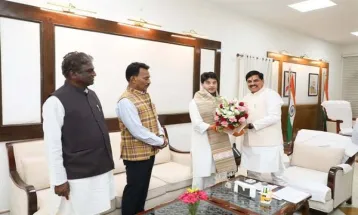 CM Dr. Yadav से केंद्रीय संचार मंत्री श्री सिंधिया ने की सौजन्य भेंट