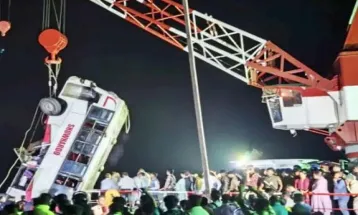 मातम में बदलीं ईद की खुशियां: Dhaka लौट रही बस नदी में गिरी, 16 यात्रियों की मौत