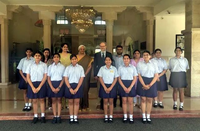 डेनमार्क के राजदूत Abilgaard Christensen ने सिंधिया कन्या विद्यालय, ग्वालियर का दौरा किया 