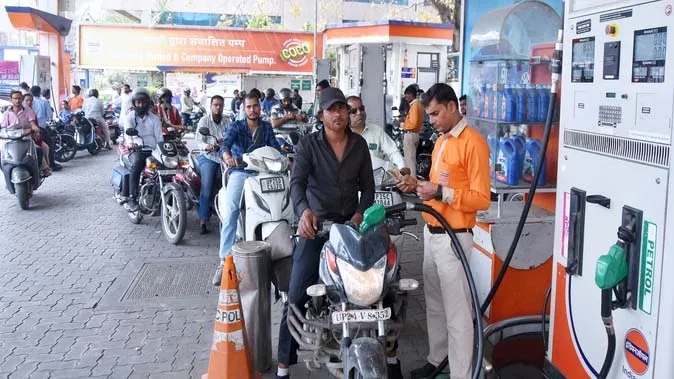 Petrol खत्म होने की अफवाह, देशभर में पेट्रोल पंप पर गाड़ियों की लंबी-लंबी कतारें