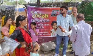 Shri Vedic Foundation ने सप्तम सप्ताह में किये वस्त्र वितरित