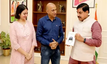 CM Dr. Yadav ने क्रिकेटर और कोच अमय खुरासिया की पुस्तक 