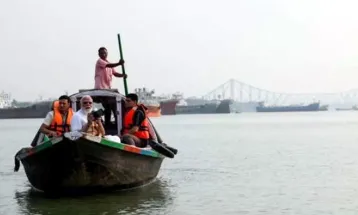 PM Modi ने हुगली नदी में किया नौका विहार, फोटोग्राफी में भी आजमाया हाथ