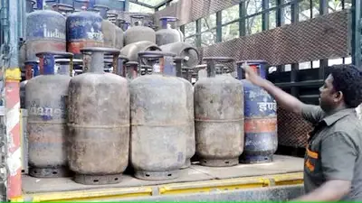 Commercial एलपीजी सिलेंडर 993 रुपए महंगा, दिल्ली में 3000 के पार