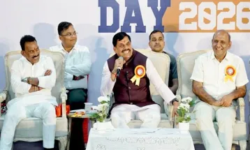 CM Dr. Yadav ने महू में विद्यार्थियों को प्लेसमेंट प्रमाण-पत्र किए वितरित