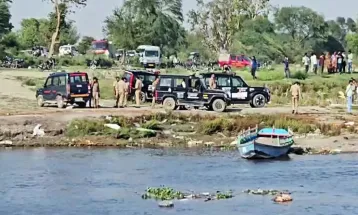 Hamirpur में बड़ा हादसा: यमुना में नाव पलटी, तेज धार में 9 लोग बहे