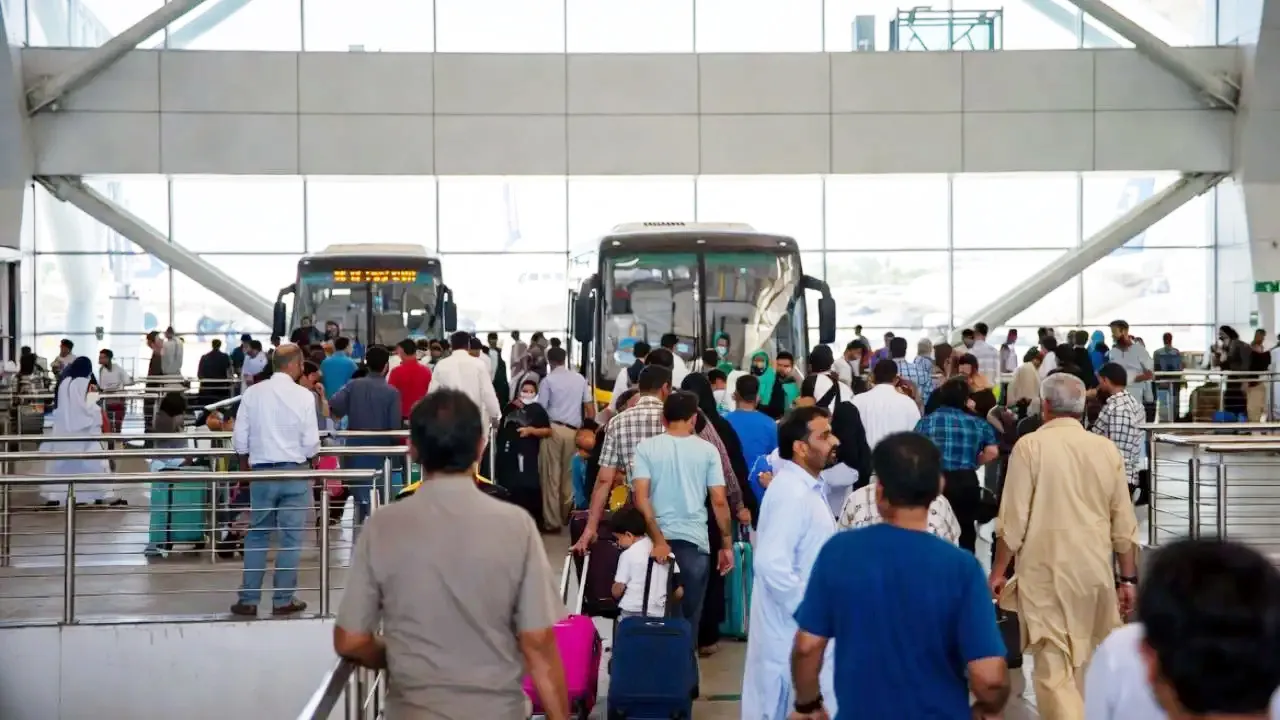 UAE ने हजारों पाकिस्तानी कामगारों को अचानक गिरफ्तार कर वापस भेजा