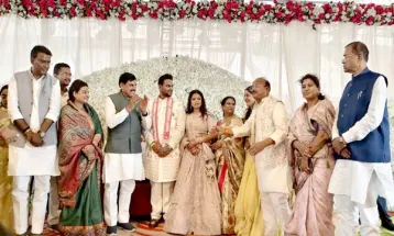 CM Dr. Yadav राज्य मंत्री श्री जायसवाल के पुत्र के विवाह समारोह में हुए शामिल