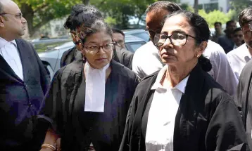 वकील की ड्रेस में कलकत्ता हाईकोर्ट पहुंचीं Mamata Banerjee