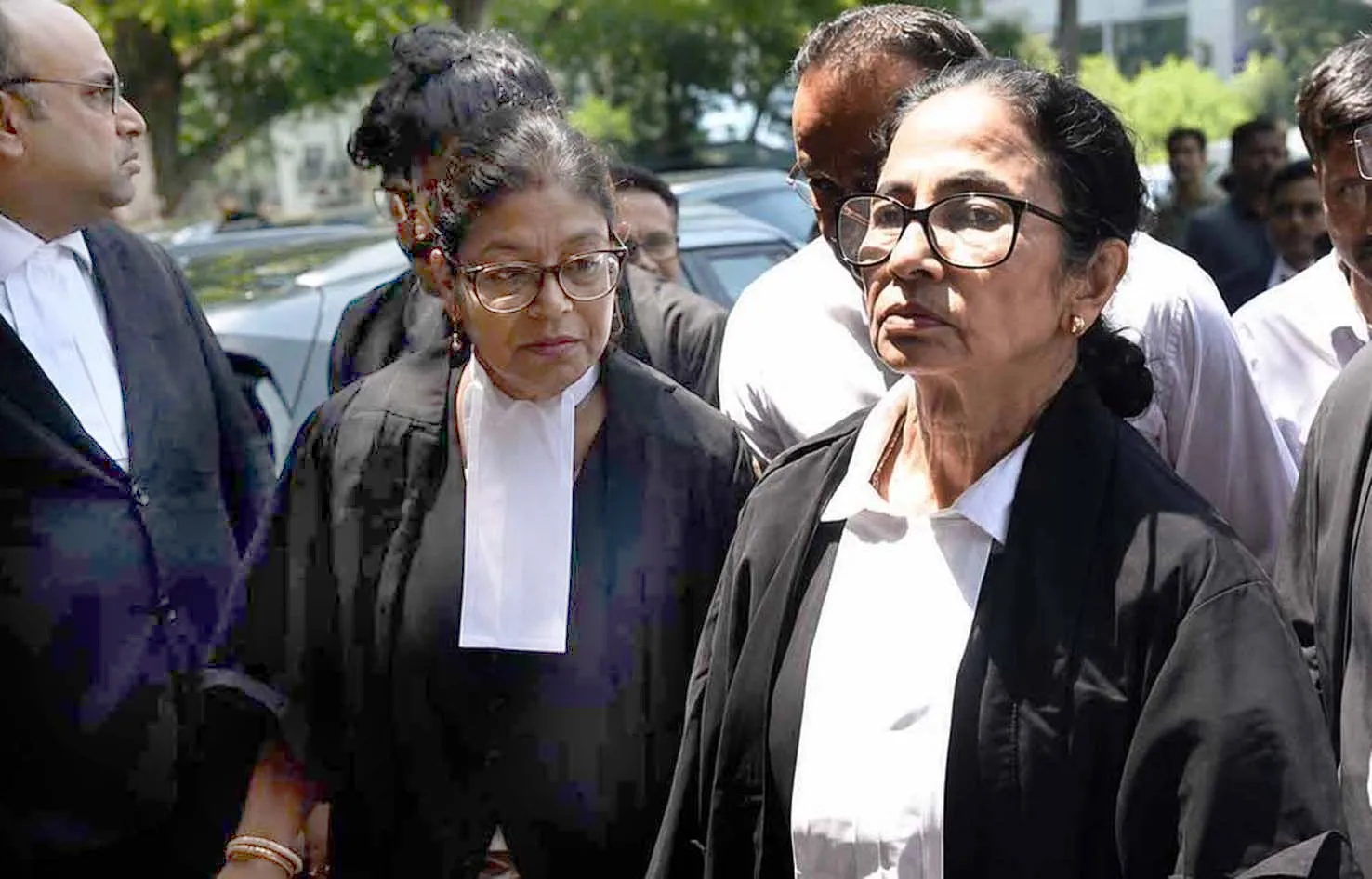 वकील की ड्रेस में कलकत्ता हाईकोर्ट पहुंचीं Mamata Banerjee