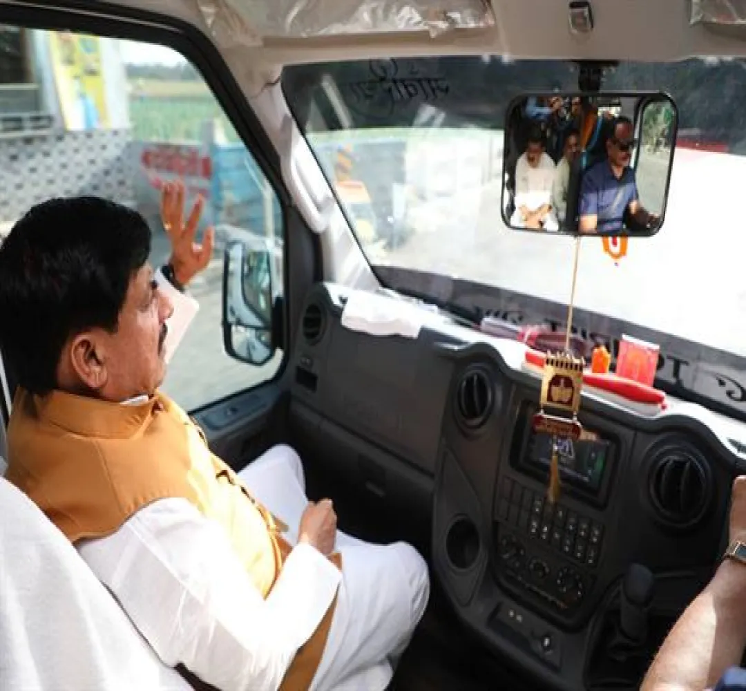 सादगी का संदेश : CM Dr. Yadav बस में जनप्रतिनिधियों और अधिकारियों के साथ पहुंचे उज्जैन