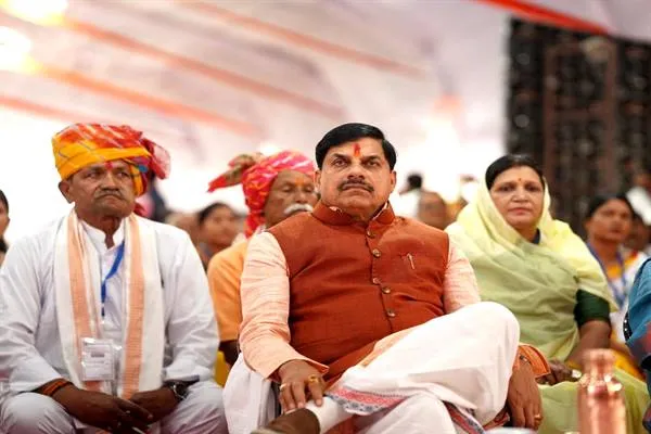 CM Dr. Yadav ने शुजालपुर में किसानों के साथ सुना मन की बात कार्यक्रम