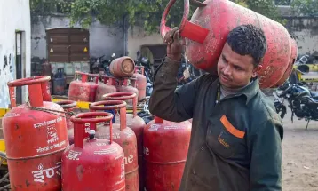 Commercial एलपीजी सिलेंडर 42 रुपए महंगा, 5 किलो वाले के भी बढ़े भाव