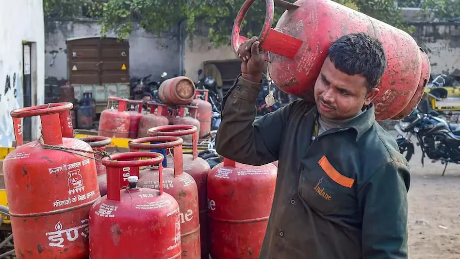 Commercial एलपीजी सिलेंडर 42 रुपए महंगा, 5 किलो वाले के भी बढ़े भाव