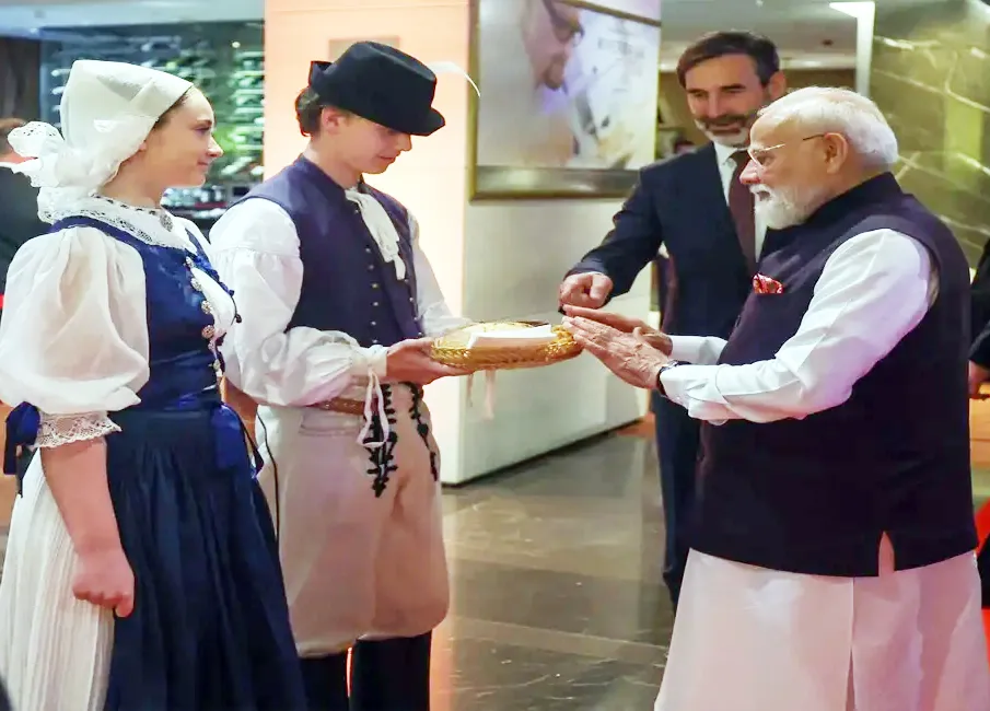 राजधानी ब्रातिस्लावा में रोटी और नमक से हुआ PM Modi का स्वागत