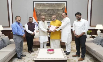 उपराष्ट्रपति से मिले Digvijaya Singh, संसदीय समिति की 22 रिपोर्टों का संकलन किया भेंट