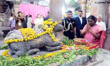 President Smt. Murmu ने ओंकारेश्वर तीर्थ और ज्योतिर्लिंग ममलेश्वर के दर्शन कर किया अभिषेक