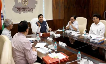 सार्वजनिक स्थलों पर सीसीटीवी और आवासों में ईको फ्रेंडली भवन निर्माण सामग्री के उपयोग को करें प्रोत्साहित : CM Dr. Yadav