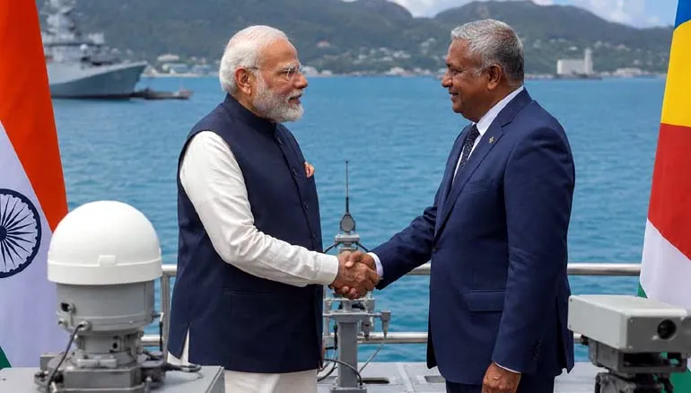 नक्शे पर बिंदी जितना छोटा देश, पर कांपते हैं India के दुश्मन