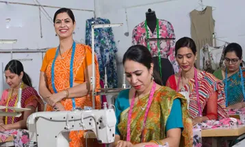 महिला उद्यमियों से बढ़ रहा महिलाओं का रोज़गार: Survey