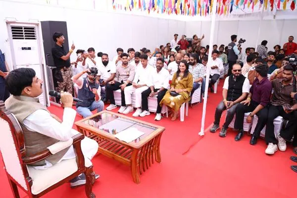 CM Dr. Yadav  ने इंदौर में सोशल मीडिया इन्फ्लुएंसर्स के साथ किया आत्मीय व प्रेरक संवाद