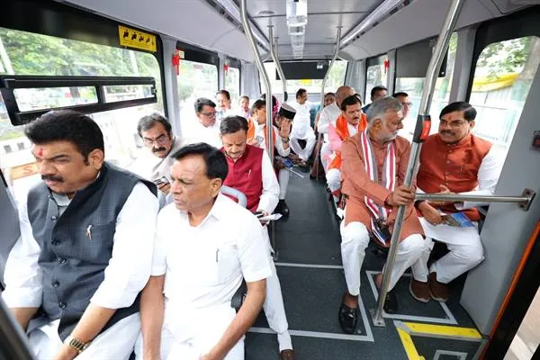 CM Dr. Yadav,  मंत्रीगण सहित ई-बस से पहुंचे जगदीशपुर