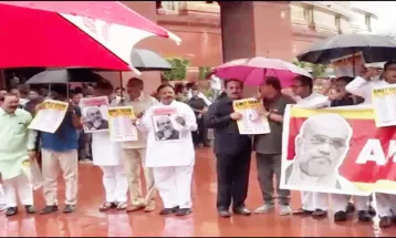 बारिश के बीच विपक्ष ने Parliament परिसर में किया जोरदार प्रदर्शन
