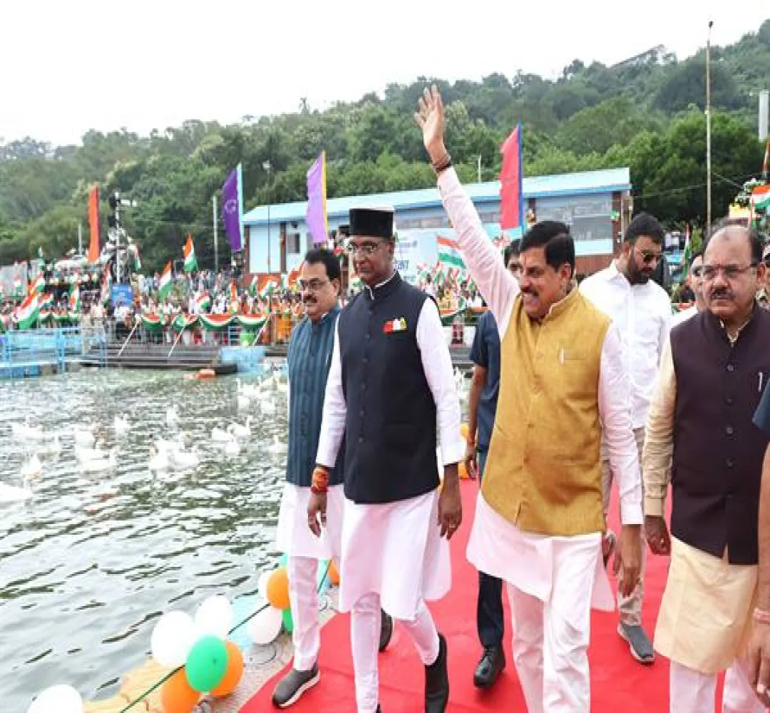 बड़े तालाब में तिरंगा नौका यात्रा निकालकर प्रदेश ने रचा नया कीर्तिमान : CM Dr. Yadav