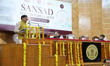 युवा, डॉक्टर-इंजीनियर बनने के साथ ही राजनीति में आकर लोकतंत्र को सशक्त बनाएं: CM Dr. Yadav
