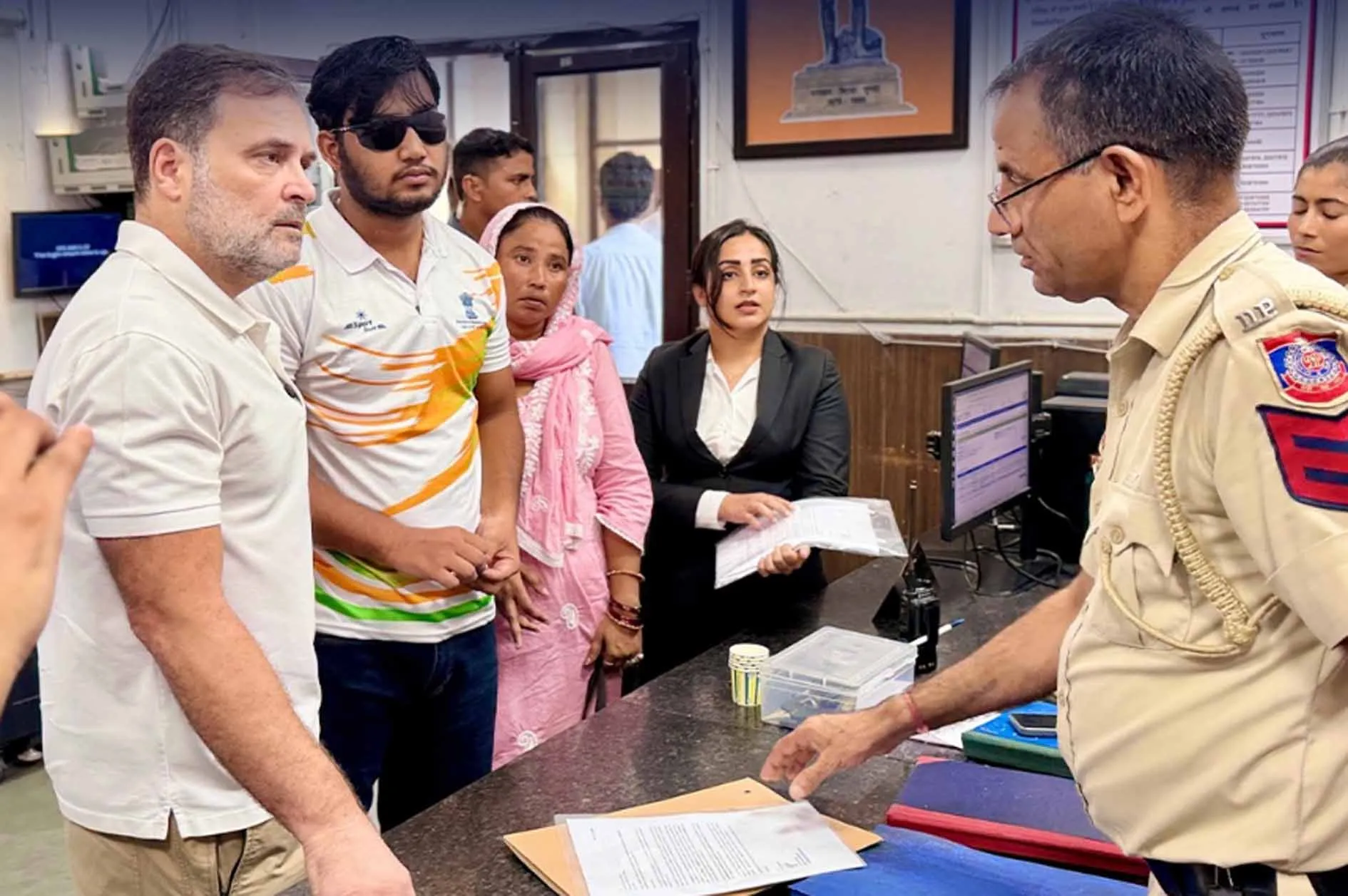 Pellet gun विवाद: राहुल गांधी थाने के बाहर धरने पर बैठे - कहा- एफआईआर दर्ज होने के बाद ही हटेंगे