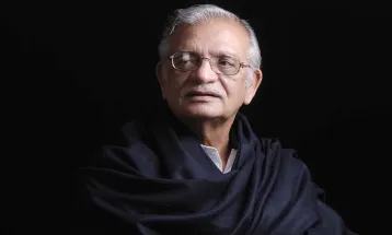 कभी गैराज में काम करते थे मशहूर गीतकार Gulzar