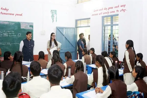 CM Dr. Yadav लांजी के विद्यालय में मिले विद्यार्थियों से, निभाई शिक्षक की भूमिका