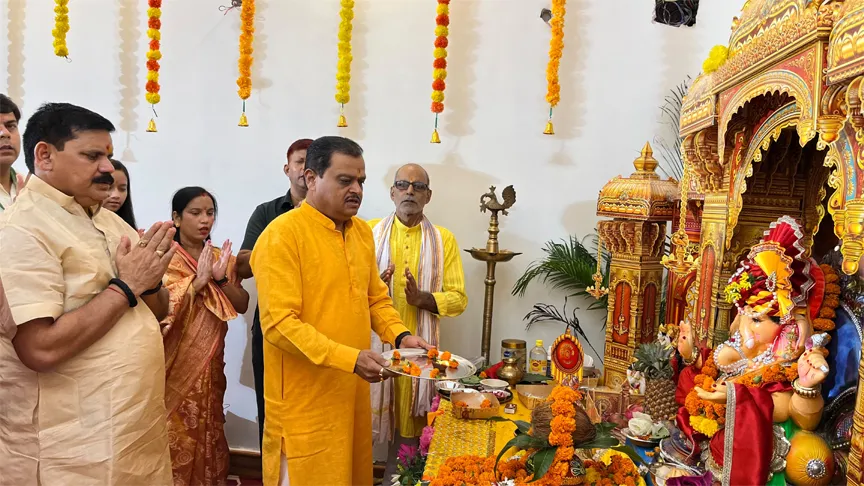 173 साउथ एवेन्यू पहुंचे केंद्रीय मंत्री Satish Chandra Dubey , गणपति बप्पा का लिया आशीर्वाद
