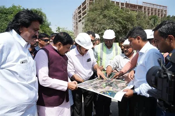 CM Dr. Yadav ने लोक नि.वि. द्वारा निर्मित की जा रही सड़क का किया निरीक्षण