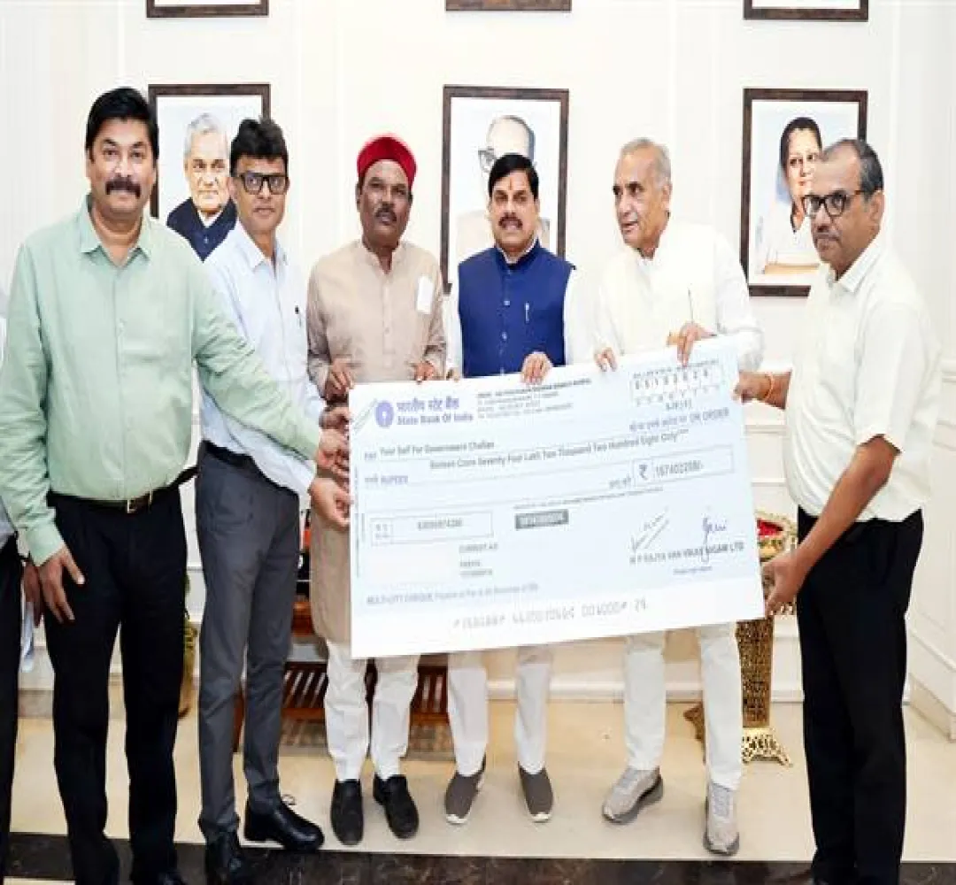 CM Dr. Yadav को वन विकास निगम की ओर से सौंपा गया 16 करोड़ 74 लाख 2 हजार रुपए के लाभांश का चेक