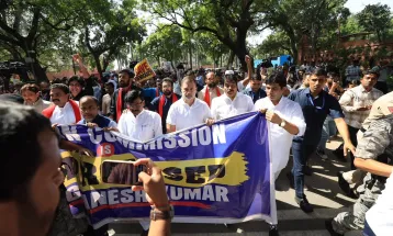 Gyanesh Kumar के इस्तीफे की मांग पर 19 विपक्षी दलों का ‘सेव डेमोक्रेसी मार्च’, राहुल गांधी और प्रियंका गांधी भी हुए शामिल
