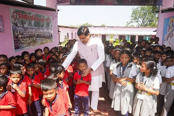 CM Dr. Yadav काफिला रुकवाकर पहुंचे स्कूल