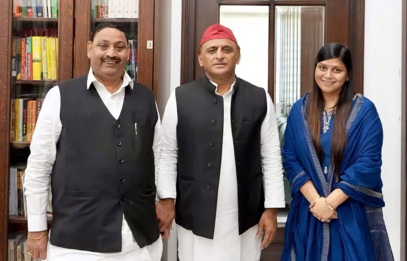 भाजपा के कश्यप ने की Akhilesh से मुलाकात, यूपी में गरमा गई सियासत - बरेली में मुख्यमंत्री के दौरे से पहले राजनीतिक भूचाल