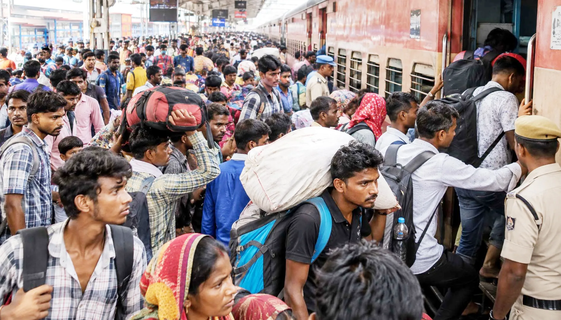 सूरत से 'Chalo Gaon' आंदोलन: शोषण से त्रस्त लाखों मजदूर कर रहे घर वापसी
